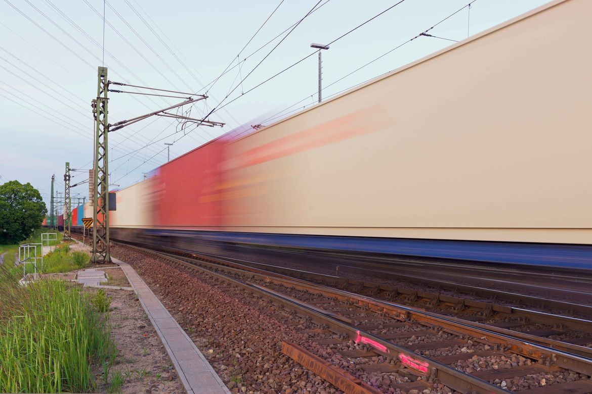 Transport von Schiffsfarbe per kombiniertem Verkehr nach Italien